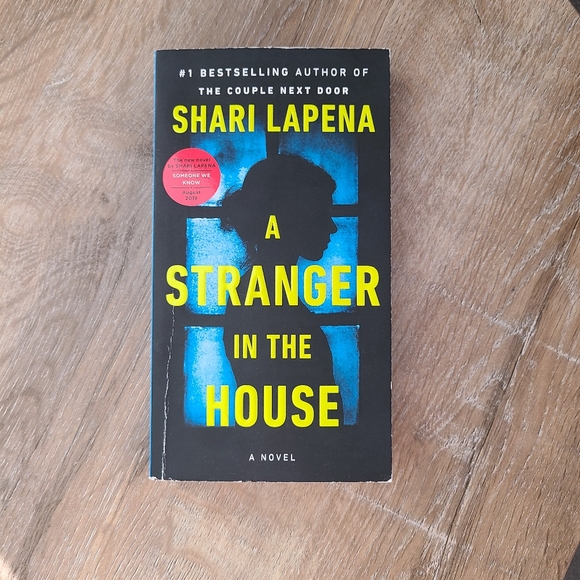 A Stranger in the House by Shari Lapena - Picture 1 of 3